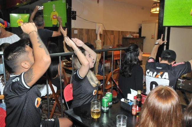 Atleticanos em bares na Savassi, em BH, durante a final da Copa do Brasil contra o Athletico-PR.