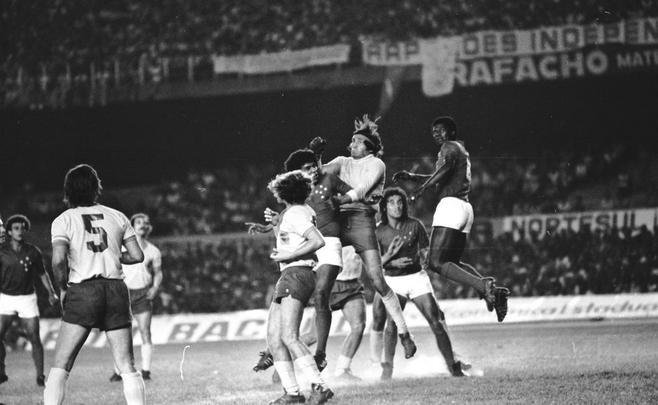 1977 - Copa Libertadores - Cruzeiro foi vice-campeão ao ser derrotado pelo Boca Juniors na decisão. Imagem da partida diante do Boca Juniors, no Mineirão, no segundo jogo da final.