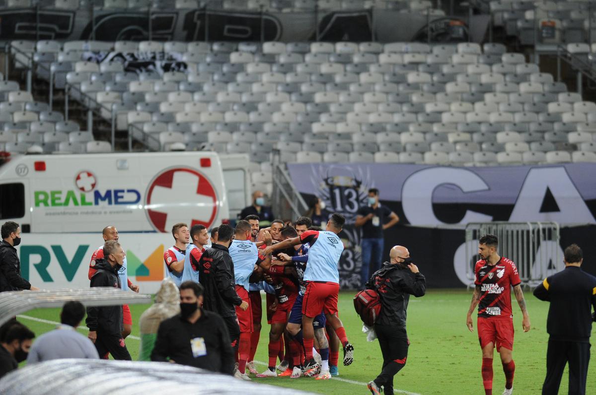 Em rpido contra-ataque, Niko  lanado na meia direita, conduz a bola at a entrada da rea e finaliza forte. A redonda desvia em Igor Rabello e mata o goleiro Everson: Athletico-PR 2 a 0
