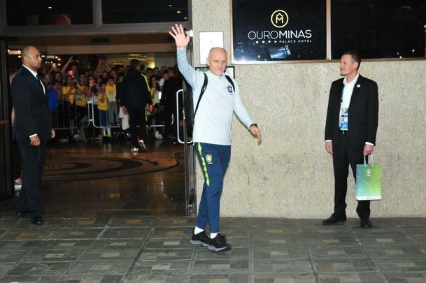 Jogadores da Seleo Brasileira deixaram o hotel rumo ao Mineiro e receberam apoio caloroso da torcida mineira para encarar a Argentina pela semifinal da Copa Amrica