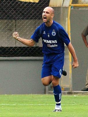 Em 2004, Cris foi negociado com o Lyon, da França, por 3,5 milhões de euros