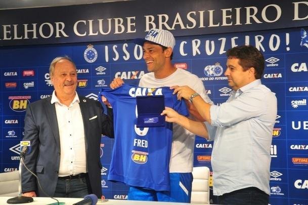 Fred foi apresentado no Cruzeiro pelo presidente Wagner Pires de S e pelo vice Itair Machado