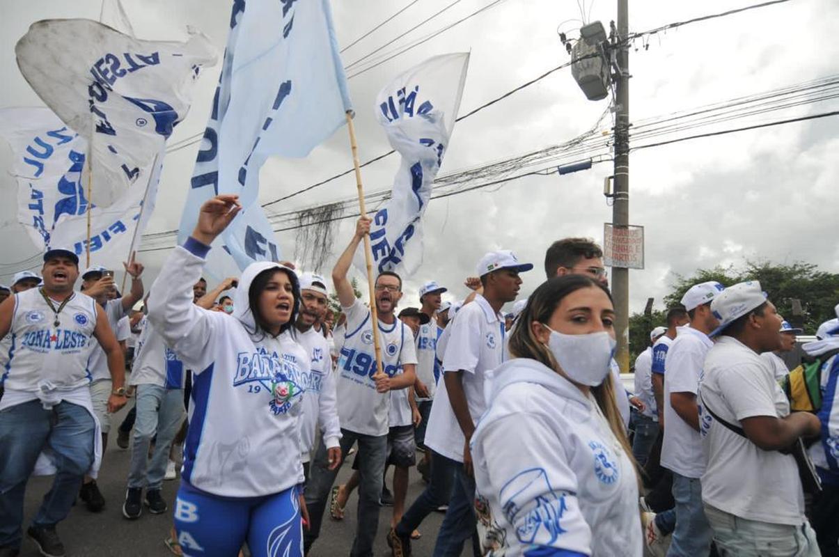 Torcedores do Cruzeiro protestam na porta da Toca da Raposa II, nesta quinta-feira (06/01), contra a sada do goleiro Fbio do clube