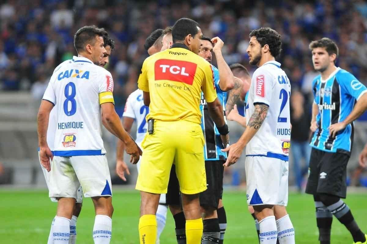 Cruzeiro volta melhor no segundo tempo, e Hudson abre o placar aos 6 minutos