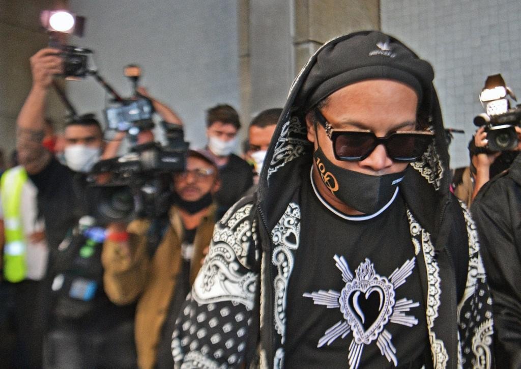 Após 171 dias no Paraguai, onde ficaram presos, Ronaldinho Gaúcho e seu irmão, Assis, chegaram ao Rio de Janeiro nesta terça-feira em um jatinho