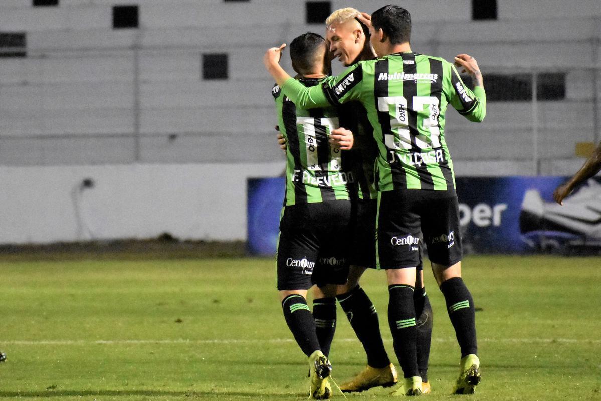 Com dois a menos durante boa parte do segundo tempo, o Coelho fez valer a superioridade numrica e bateu a Macaca por 1 a 0