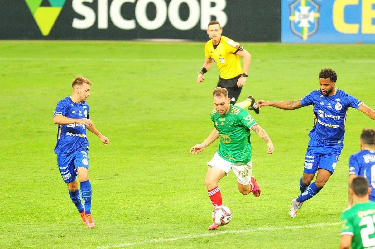 Fotos do jogo entre Cruzeiro e Confiana pela Srie B. Jogo  em Belo Horizonte marcou a volta da torcida cruzeirense ao Mineiro aps meses de ausncia devido  pandemia da COVID-19